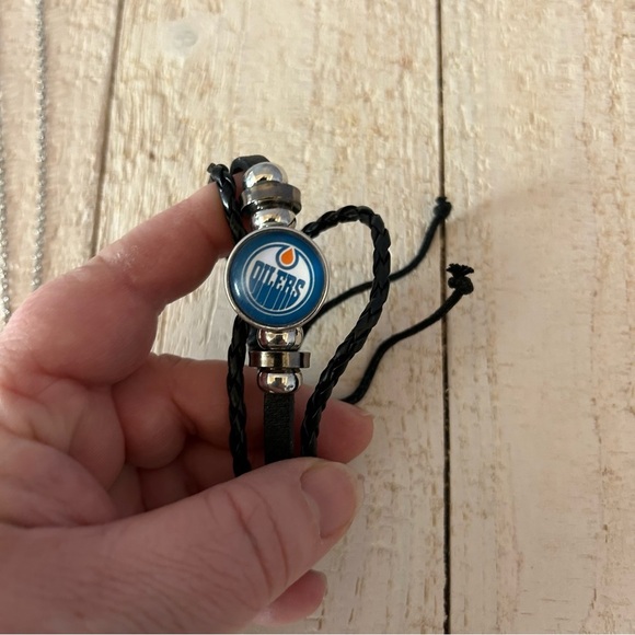 Edmonton Oilers Pin, Necklace, And Bracelet (New Without Tags) - Picture 4 of 4